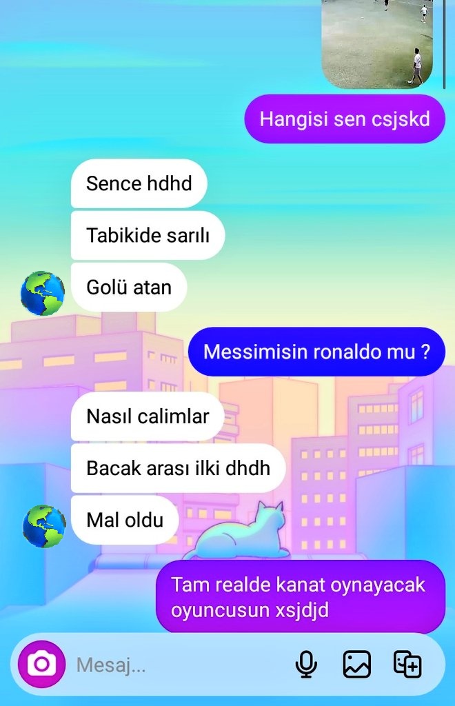 Bu erkekler halı sahada gol atınca kendini niye messi yada ronaldo sanıyor. Erkek kardeşimin havalara bak xgvbxc