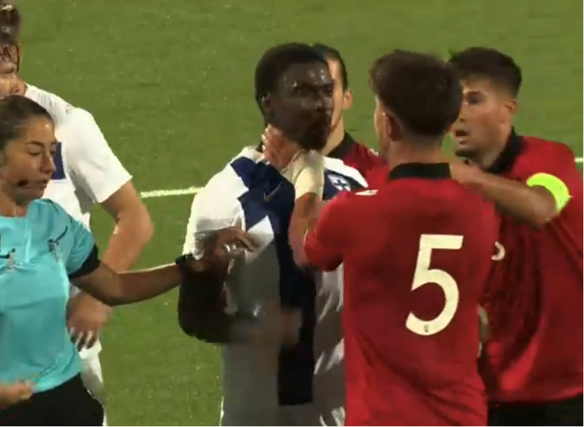 salanimi1234's tweet photo. Perusperjantai balkanilaisille. Tästä kuristusotteesta muuten ainoastaan keltainen kortti numero femmalle.

Kiva.

#PikkuHuuhkajat #FINALB https://t.co/6Krqczu9MK