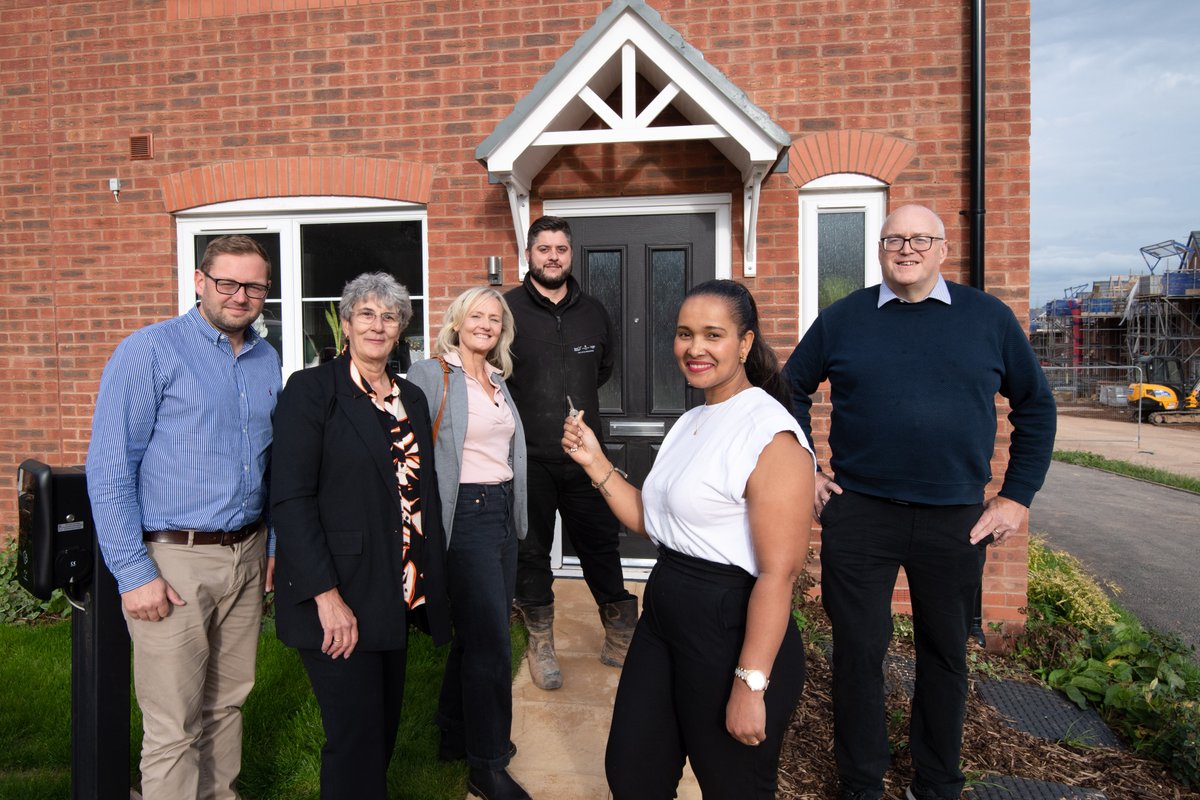A groundbreaking collaboration between Countryside Partnerships, @Warwick_DC and its wholly owned housing company Milverton Homes has seen the first of 248 new Council properties handed over to the local authority and the first residents receiving the keys to their new homes.