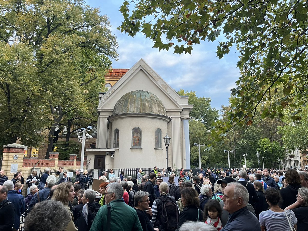 Hunderte Berliner und Berlinerinnen sind an diesem Freitagabend einen Aufruf gefolgt, die Synagoge am Fraenkelufer zu schützen. Auch das ist Berlin. #b1310