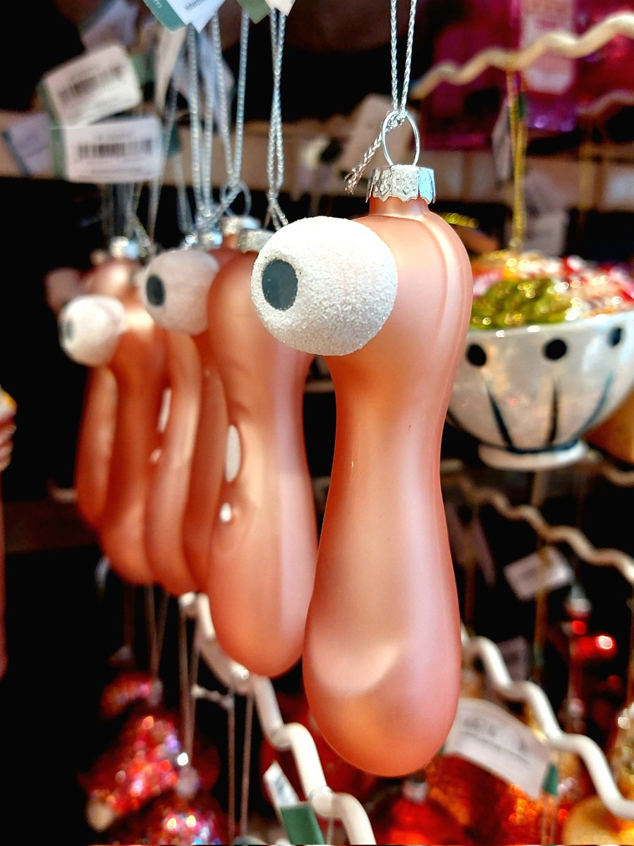 WhyWorryNow_'s tweet photo. Wieder ein überflüssiger Trend aus Amerika: Ohr-Thermometer für den Weihnachtsbaum. https://t.co/ezu6fS6Ejp