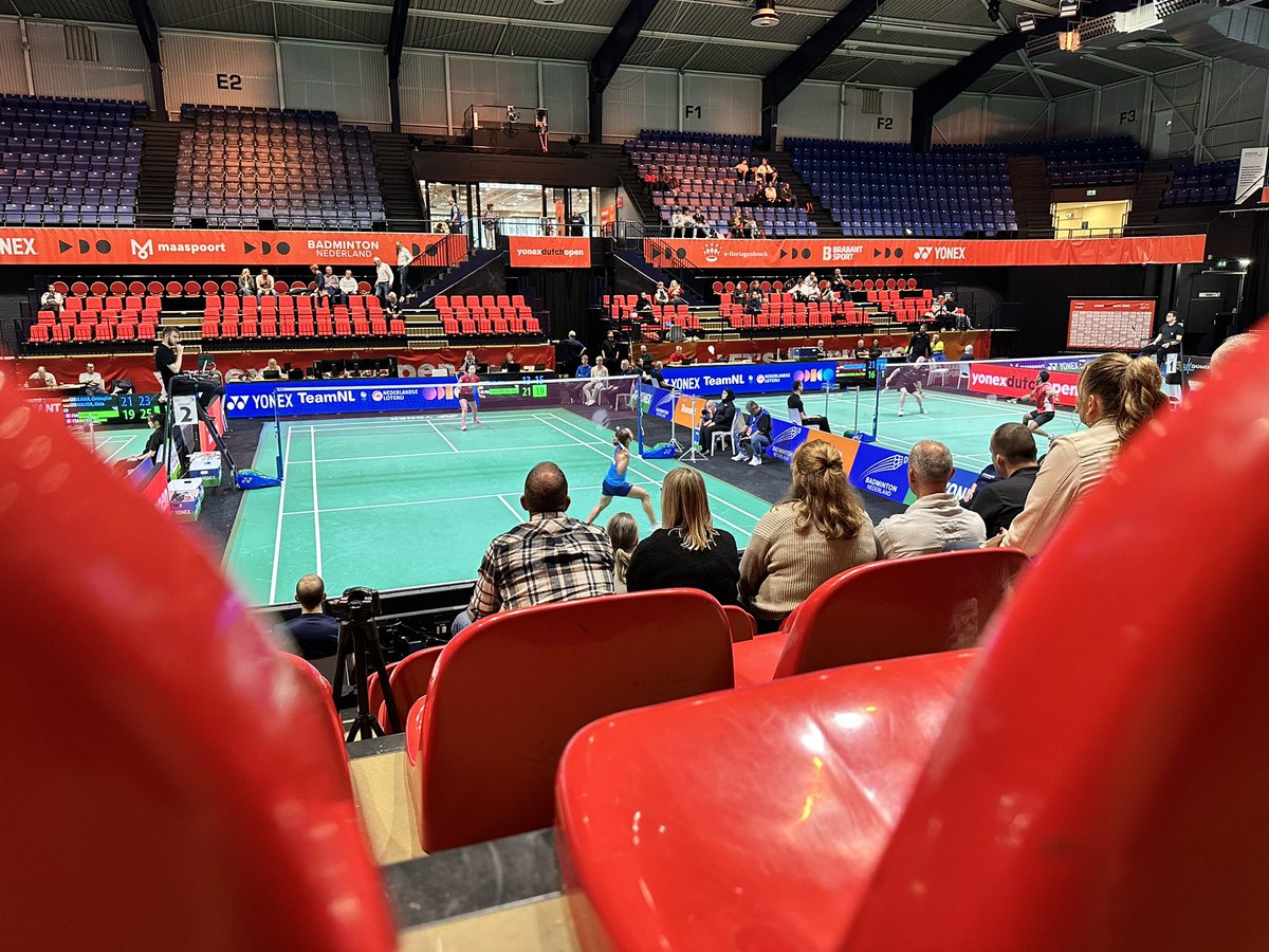 Vanmiddag weer wat uurtjes genoten van topbadminton in ‘s-Hertogenbosch. Hopelijk zijn er morgen en overmorgen meer bezette dan lege stoeltjes en krijgen de spelers de ambiance die ze verdienen. Echt een mooi evenement!