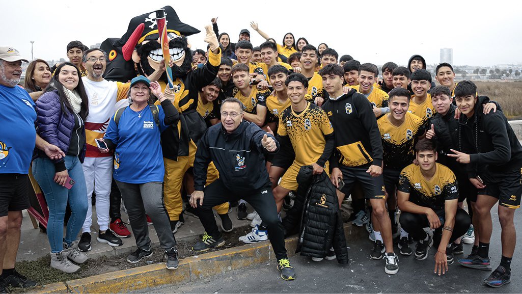 coquimbounido's tweet photo. 🔥🏃‍♀️ HISTÓRICA RELEVISTA COQUIMBANA 💛☠️🖤

La mañana de este viernes Natsumy Millones marcó un nuevo hito PIRATA 🏴‍☠️

La futbolista AURINEGRA fue nuestra representante, junto a juveniles del Fútbol Formativo y jugadoras FutFem en la Ruta de la Antorcha Panamericana @santiago2023 https://t.co/9TlXhUK1DB