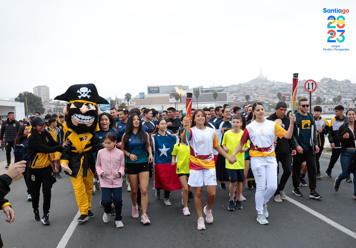 coquimbounido's tweet photo. 🔥🏃‍♀️ HISTÓRICA RELEVISTA COQUIMBANA 💛☠️🖤

La mañana de este viernes Natsumy Millones marcó un nuevo hito PIRATA 🏴‍☠️

La futbolista AURINEGRA fue nuestra representante, junto a juveniles del Fútbol Formativo y jugadoras FutFem en la Ruta de la Antorcha Panamericana @santiago2023 https://t.co/9TlXhUK1DB
