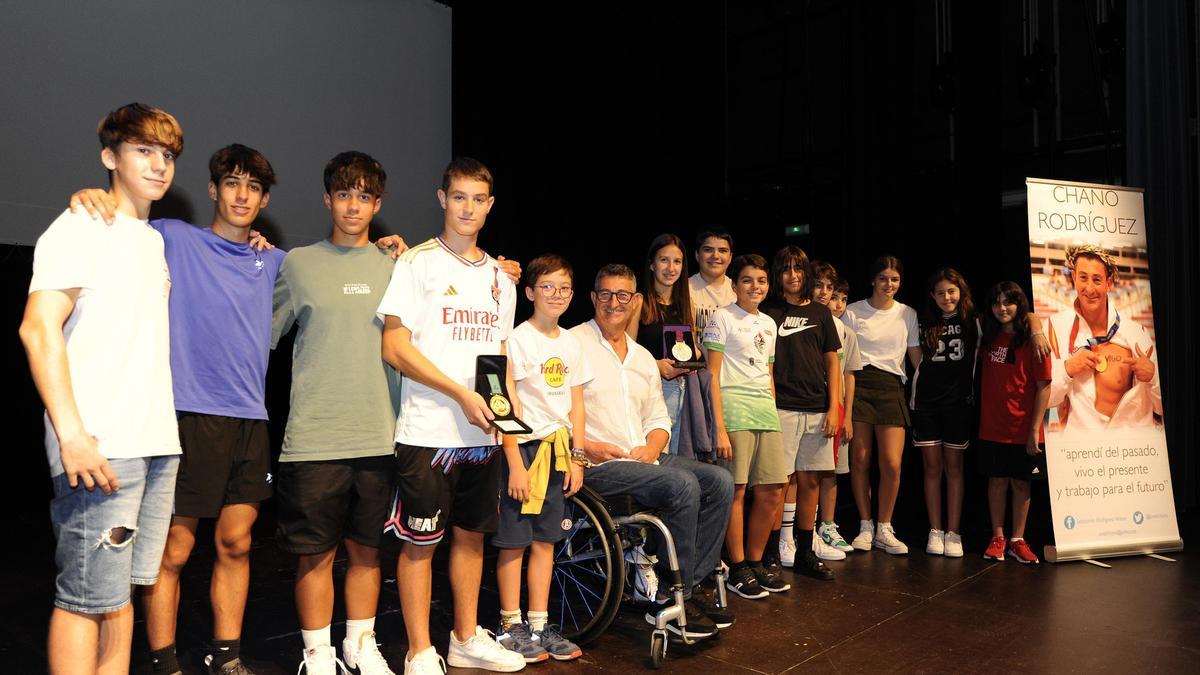 FEDDF (@fededdf) on Twitter photo Sebastián Rodríguez <a href="/axelchano/">Sebastian Rodriguez</a> ofreció una interesante charla en el Teatro Principal de A Estrada para contar su trayectoria deportiva y su historia de vida
Noticia 👇
bitly.ws/XhWW
📸 <a href="/Farodevigo/">Faro de Vigo</a>
🏊♀️🏊♀️🏊♀️
<a href="/lcgd62/">laureano gil davila</a> #natacion #swimming #paraswimming Sebastián Rodríguez <a href="/axelchano/">Sebastian Rodriguez</a> ofreció una interesante charla en el Teatro Principal de A Estrada para contar su trayectoria deportiva y su historia de vida
Noticia 👇
bitly.ws/XhWW
📸 <a href="/Farodevigo/">Faro de Vigo</a>
🏊♀️🏊♀️🏊♀️
<a href="/lcgd62/">laureano gil davila</a> #natacion #swimming #paraswimming