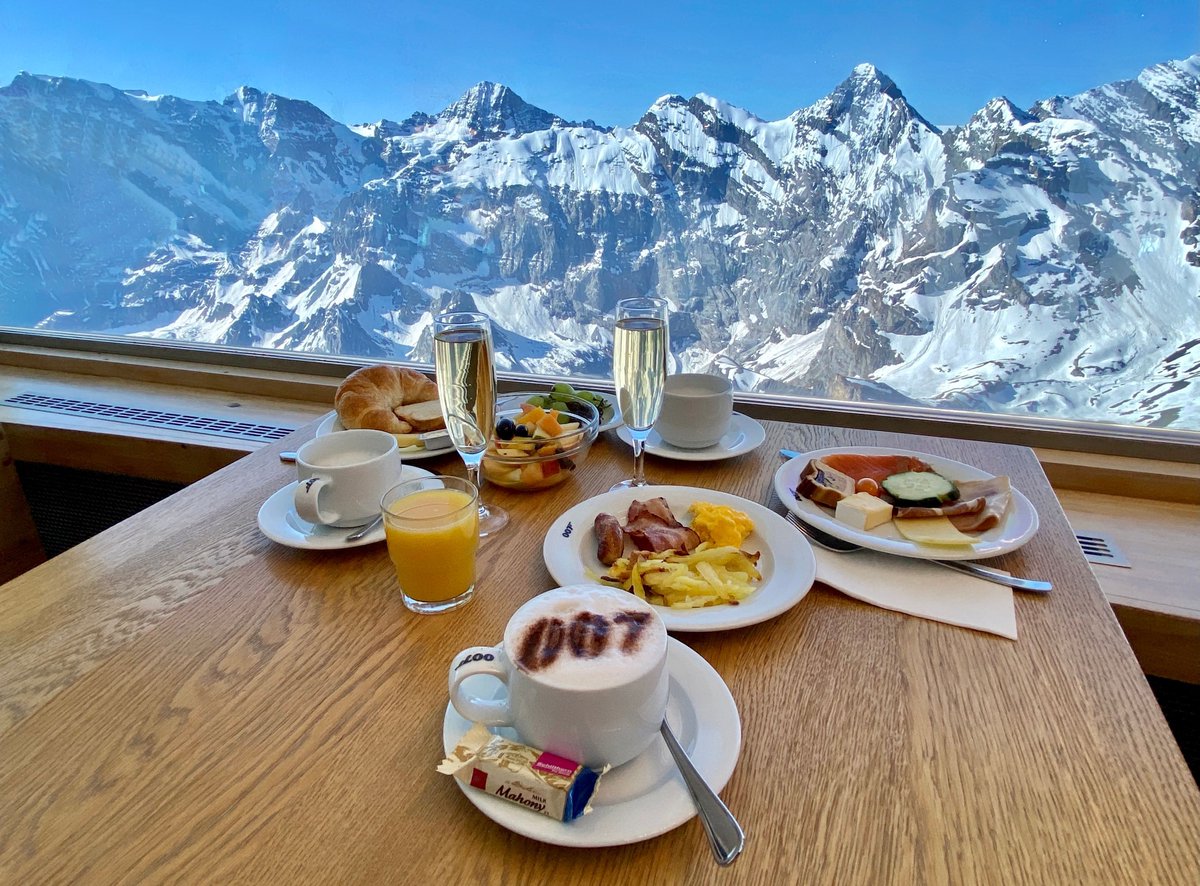 The Schilthorn area stands for view, thrill and chill: unforgettable views, adrenaline rushes and pure relaxation in a pristine mountain world. Enjoy vast hiking trails, the interactive exhibition 'Spy World' or the James Bond Brunch: buff.ly/3uTHg9L @SchilthornPiz
