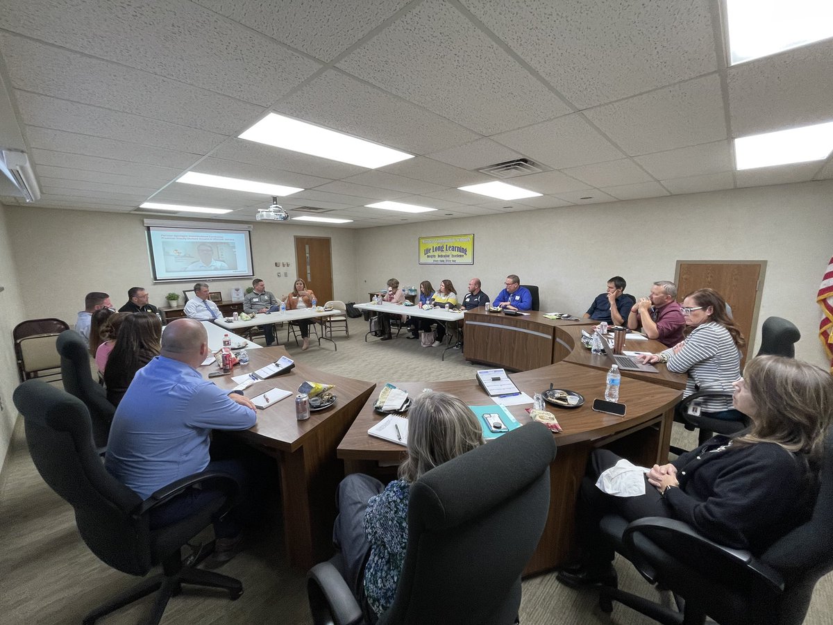 DanKelly1627's tweet photo. Great event with rural administrators across southern Indiana.  Thank you for hosting and your partnership Dr. Comer and Mitchell Public Schools.
@DrBrentComer @edmentum @ReckingerJon @MHSbluejackets https://t.co/lGxZubf37v