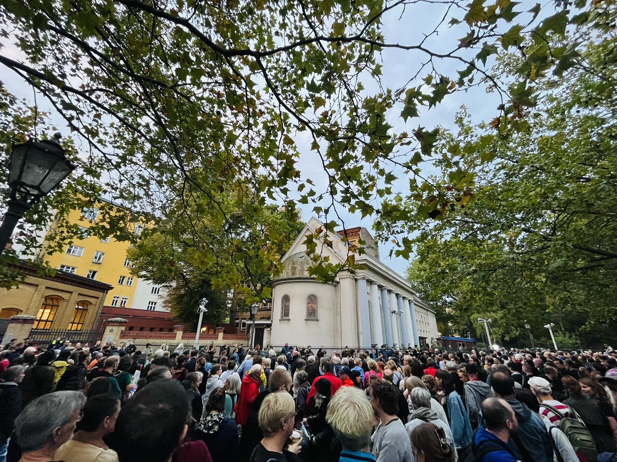 hundreds of people protecting a synagogue in berlin’s kreuzberg neighbourhood as shabbat begins, after hamas called for attacks today against jews and jewish institutions worldwide