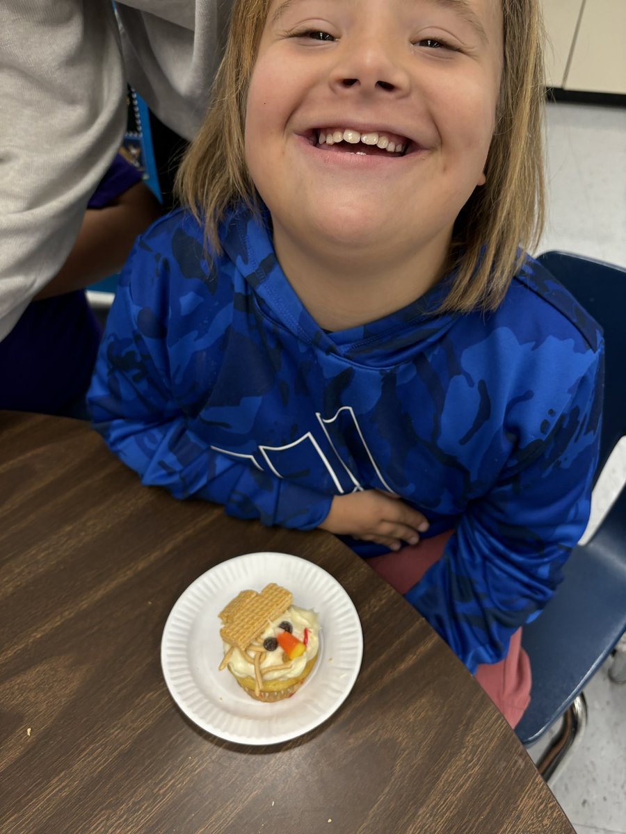 We made scarecrow cupcakes in cooking today! #RESBelieves #ElevateStafford <a href="/RockhillES/">Rockhill Elementary</a>
