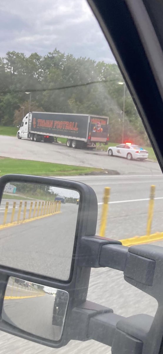 Dos Leprechauns tweet media