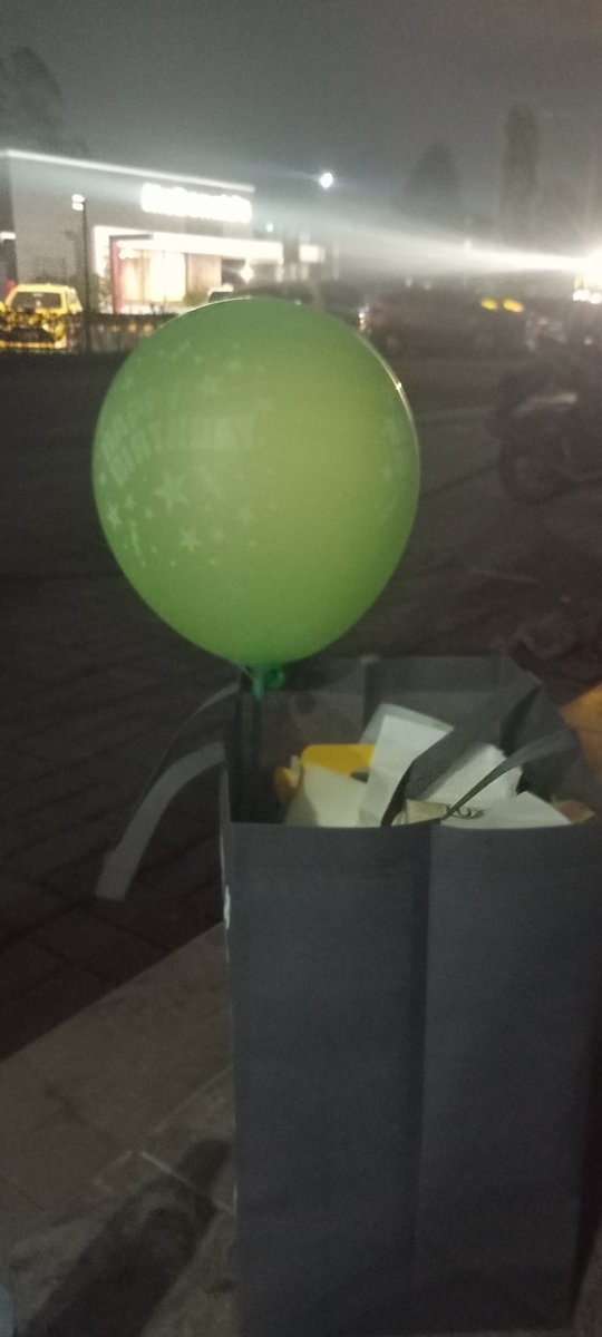 richlieau's tweet photo. di kasi balon sama pengamen bocil 😢😢😢😢 https://t.co/hGWIvPN4kx