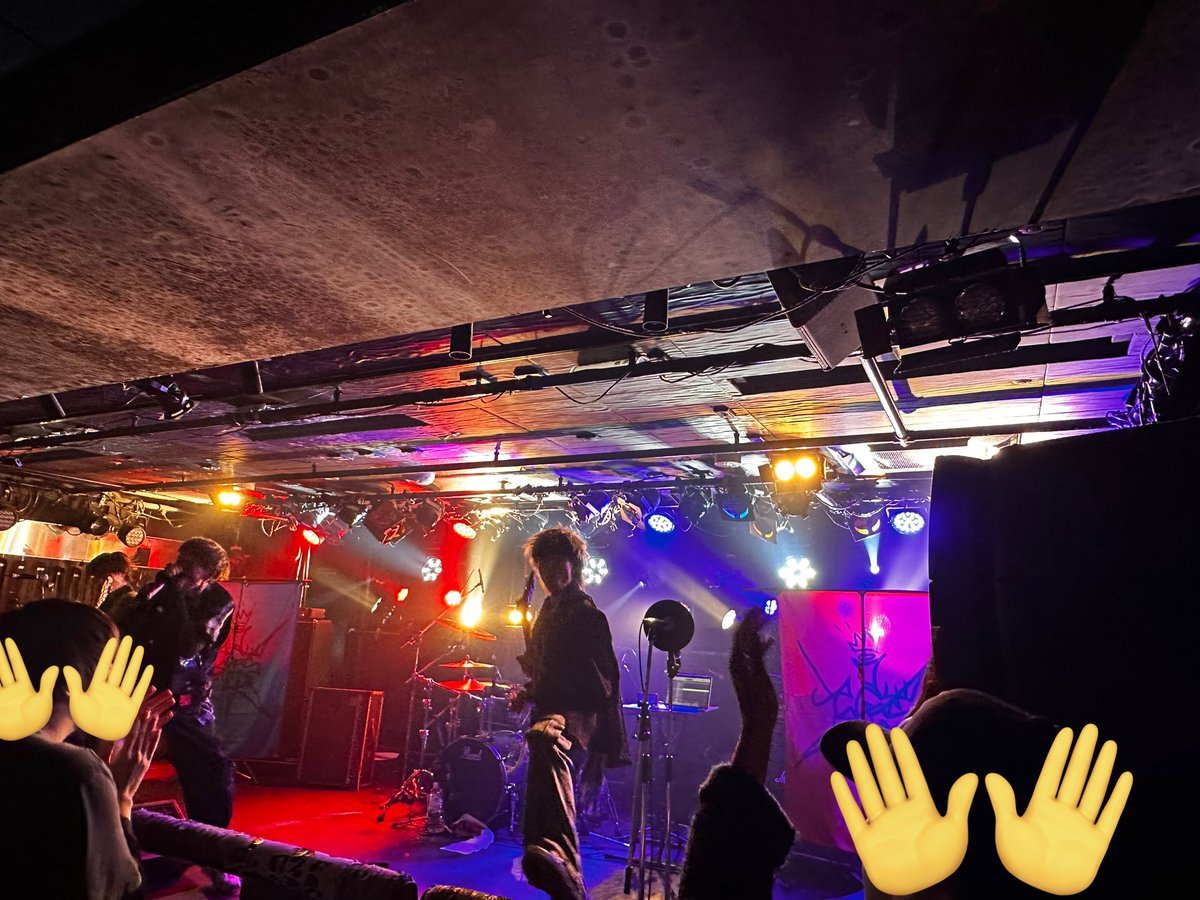 no_ri_1123's tweet photo. I CRY RED
JOULEのギターインストLIVE時に物販行ったステッカーもらった☺️スマホに入れてって言われたけど大きすぎて入らへんだ😅すみません💦
先日のBEYONDで初見。
今日2回目。
良かった(*^_^*)
また行きます😊
#ICRYRED
#アイクラ
#VARON https://t.co/21KdAslykG