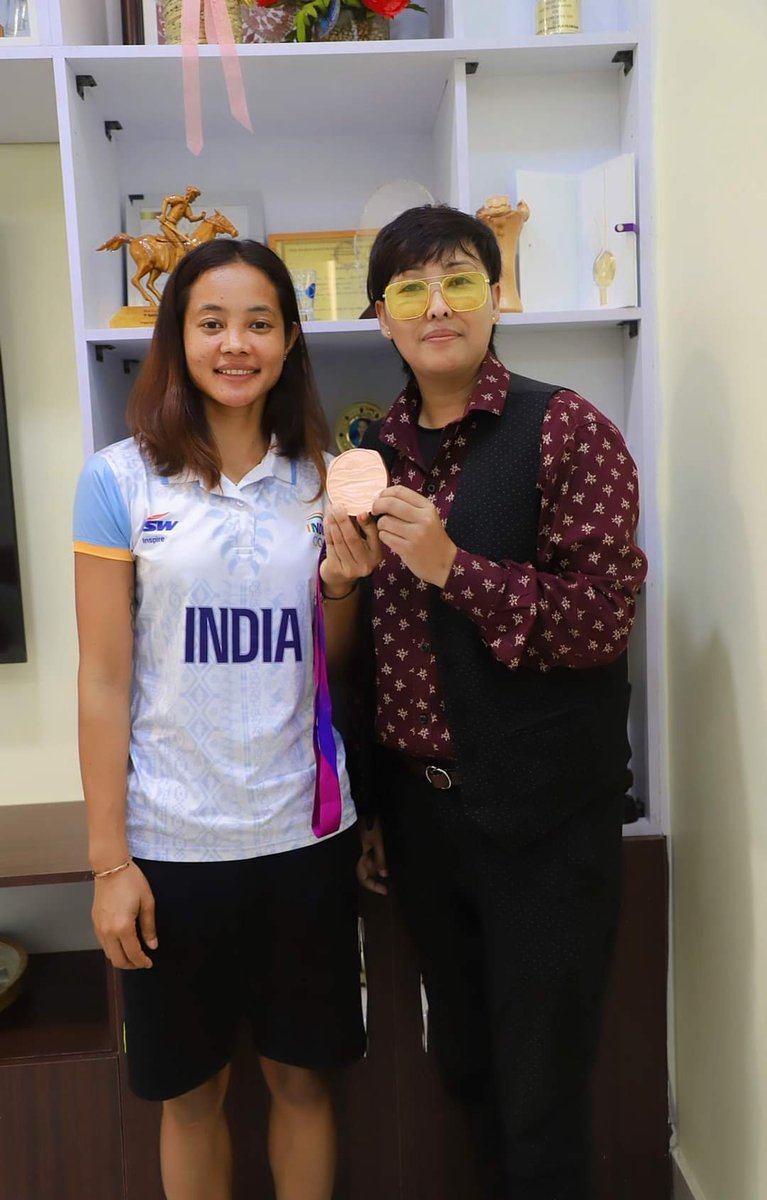 Dee_Sharma11's tweet photo. Former captain of @TheHockeyIndia @SushilaChanu score winning goal for @savitapunia led side in 50th minute to maintain India's record of finishing with medal at every #AsianGames.Held my head with pride for her in bringing Laurels for #Bharat admist chaos in her home #Manipur 🏅 https://t.co/an0admM4i9