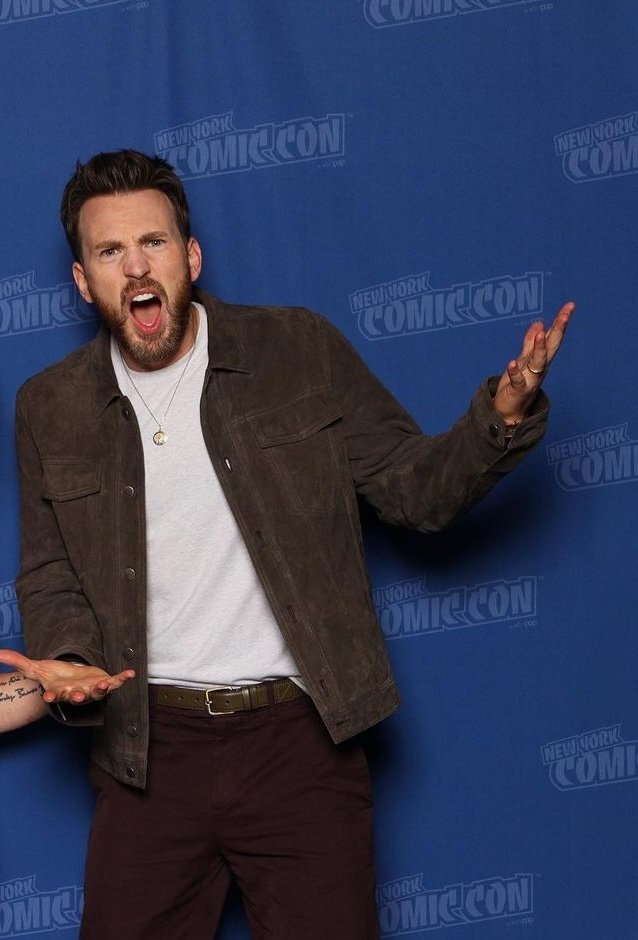 evanscontent's tweet photo. CHRIS EVANS WEARING HIS WEDDING RING 😭 https://t.co/sSvKTwPkCI