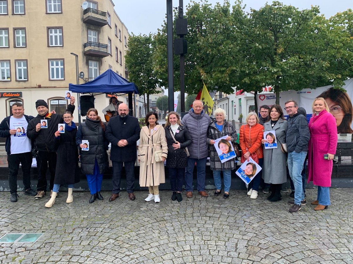 szmajchelb's tweet photo. A na koniec kampanii wspólny wiec opozycji w Kartuzach. Razem, bez kłótni, do przodu. Taka Polska jest możliwa, o taką Polskę walczyliśmy i w taką Polskę wierzymy. 

@PL_2050 
#TrzeciaDroga 
#wybory2023 https://t.co/QAPlk1R7Ia