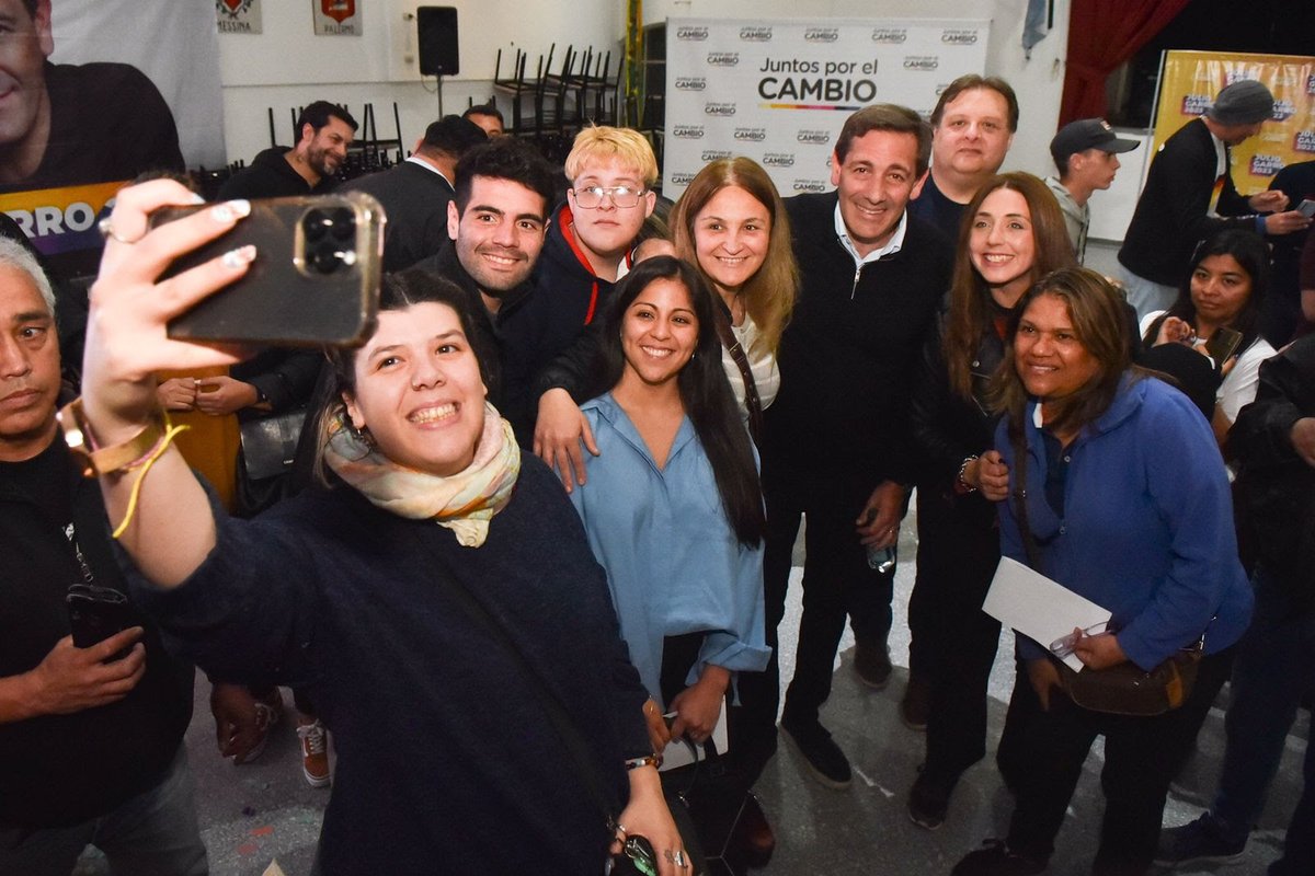 JulioGarro's tweet photo. Me reuní con cientos de militantes y referentes políticos que el próximo 22 van a defender nuestra boleta. Nosotros podemos evitar que el kirchnerismo vuelva a gobernar y destruya todo el avance que tuvo la ciudad en estos últimos años.

Les pido que no aflojen, tenemos que seguir con los cambios y las transformaciones que juntos iniciamos en 2015. Volver atrás no es una opción; nosotros sentamos las bases, ahora es tiempo de crecer.

Tenemos que seguir consolidando a Juntos por el Cambio en todos los barrios y cuidar nuestra boleta.