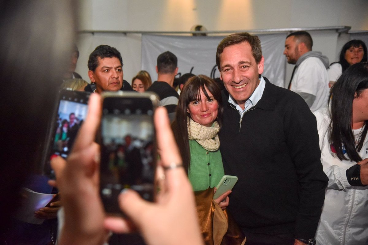 JulioGarro's tweet photo. Me reuní con cientos de militantes y referentes políticos que el próximo 22 van a defender nuestra boleta. Nosotros podemos evitar que el kirchnerismo vuelva a gobernar y destruya todo el avance que tuvo la ciudad en estos últimos años.

Les pido que no aflojen, tenemos que seguir con los cambios y las transformaciones que juntos iniciamos en 2015. Volver atrás no es una opción; nosotros sentamos las bases, ahora es tiempo de crecer.

Tenemos que seguir consolidando a Juntos por el Cambio en todos los barrios y cuidar nuestra boleta.