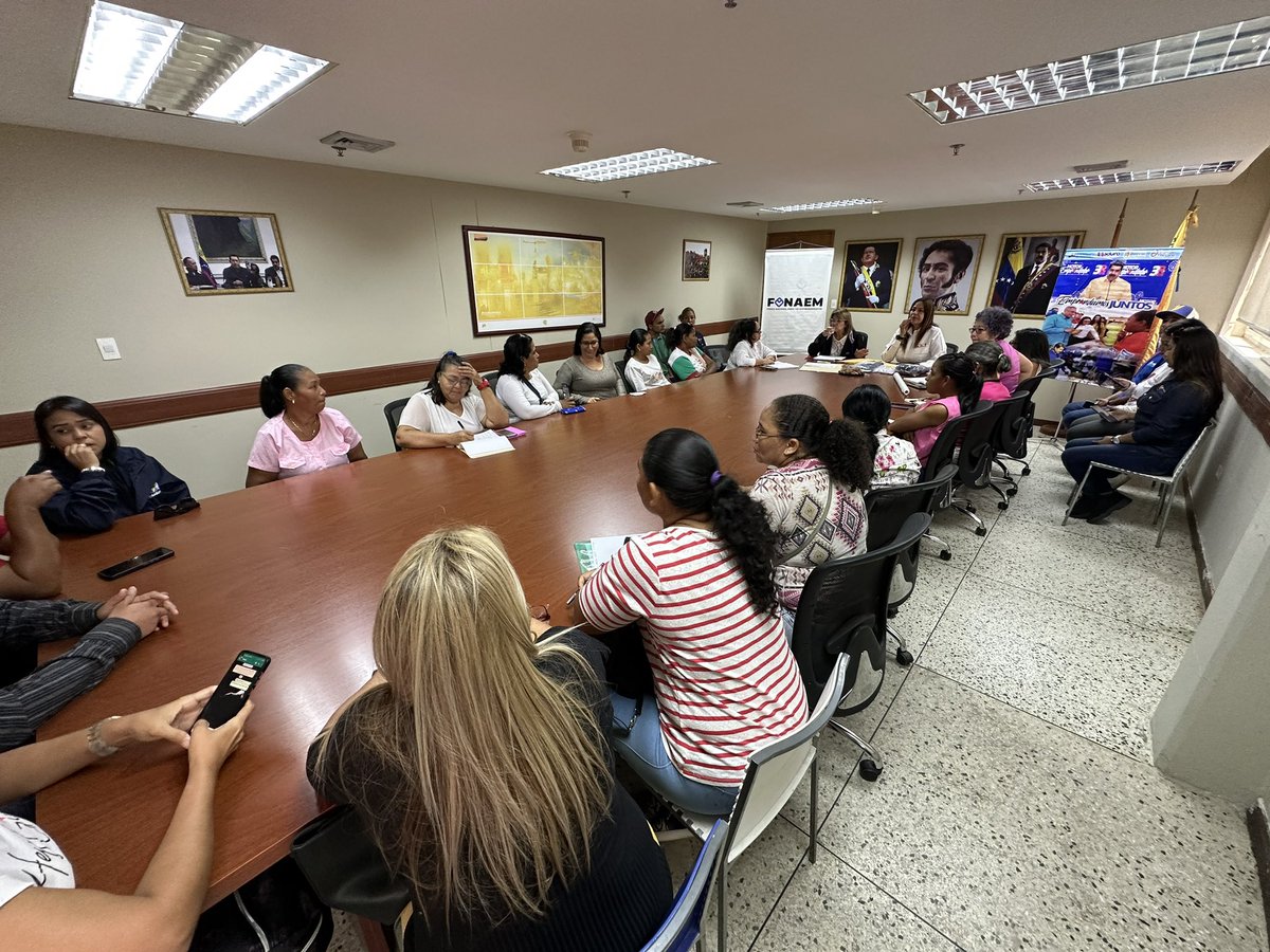 Cumpliendo instrucciones de nuestro Presidente <a href="/NicolasMaduro/">Nicolás Maduro</a> seguimos avanzando en el Plan Escolar Textil 2023 - 2024 

Estado Bolívar. 

<a href="/delcyrodriguezv/">Delcy Rodríguez</a> 
<a href="/Hectorsilvavzla/">Hector Silva</a> 
<a href="/EmprenderJVzla/">Juntos Emprender</a> 
@MinEcoFinanzas 
<a href="/amarcanopsuv/">Ángel Marcano</a>