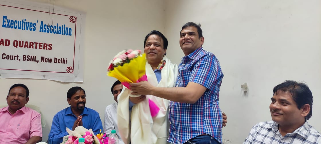 cbowa_bsnl's tweet photo. A facilitation programme was held by SNEA CHQ at SNEA office eastern court janpath on 12th of October 2023. Team CBOWA consisting of AIP, GS &amp; AGS (HQ) were facilitated by W'GS SNEA and his CHQ team. 
We are grateful for this  gesture of courtesy. https://t.co/YpKm9tYCcC
