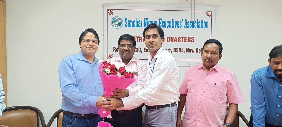 cbowa_bsnl's tweet photo. A facilitation programme was held by SNEA CHQ at SNEA office eastern court janpath on 12th of October 2023. Team CBOWA consisting of AIP, GS &amp; AGS (HQ) were facilitated by W'GS SNEA and his CHQ team. 
We are grateful for this  gesture of courtesy. https://t.co/YpKm9tYCcC