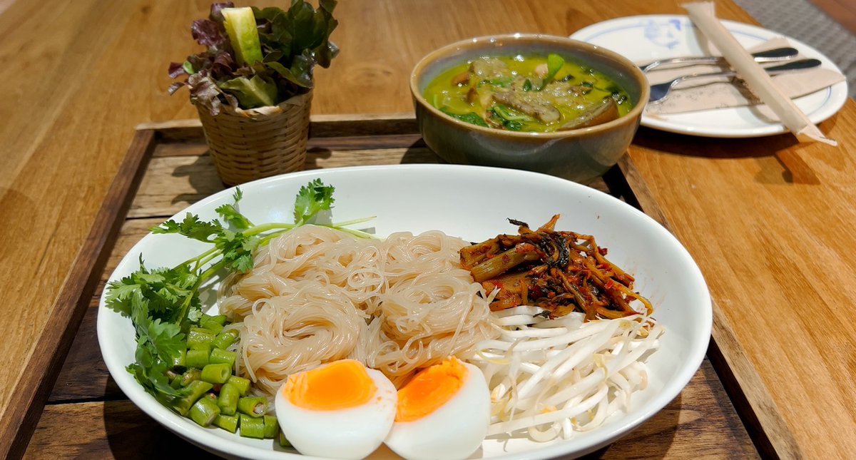 BLeavellB's tweet photo. Northern Thai Noodles In Bangkok.  Fresh From The Garden To The City. ❤️
https://t.co/SfUvwjBZUT https://t.co/pIBDrICfiA