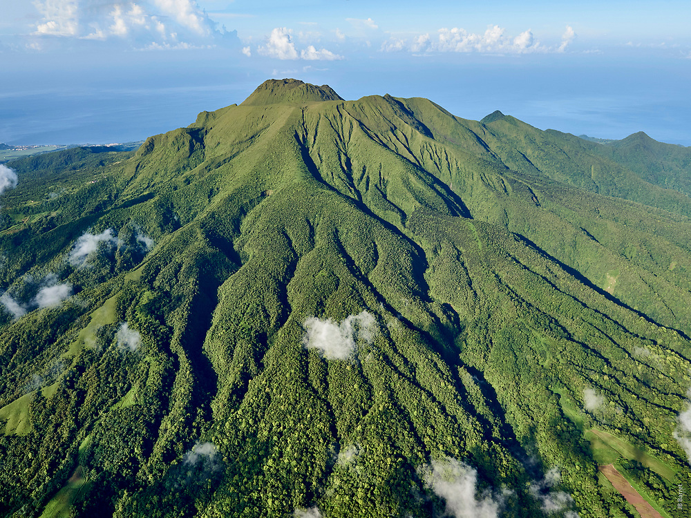 lamartinique's tweet photo. La beauté de la Montagne Pelée ne cessera de nous émerveiller. Découvrez l'histoire et l'importance culturelle de ce prodigieux site classé au patrimoine mondial de l'UNESCO tout en explorant sa beauté naturelle lors de votre prochain voyage en Martinique 🌋✨ 

#GoMartinique https://t.co/rrqsgwKj9U