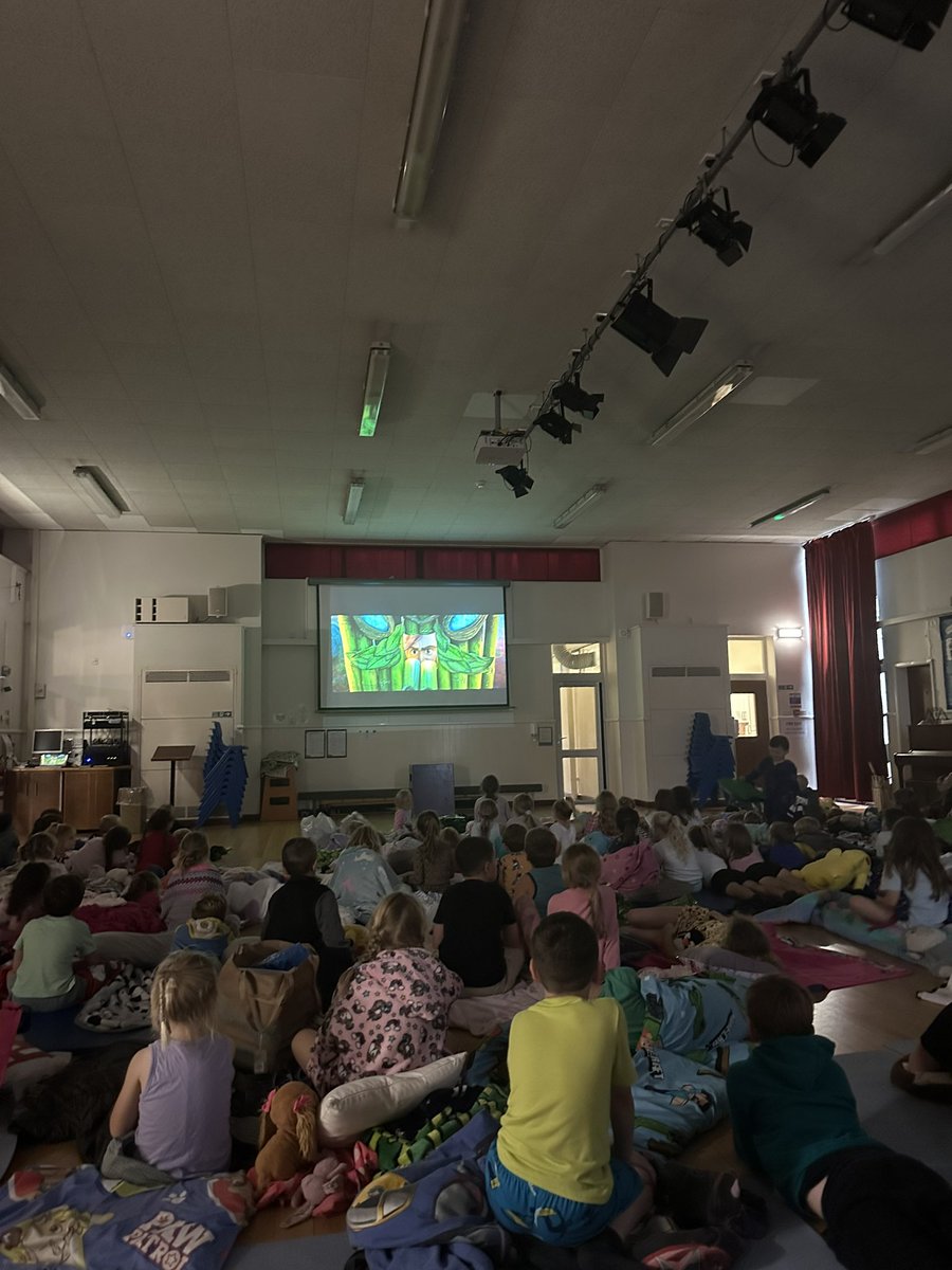 Friday night film show 🍬🍿🎬🌭 #thecroods