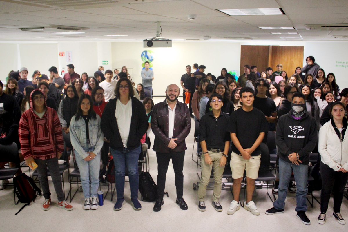MarcoValerioGDL's tweet photo. Agradezco la invitación a @Tecmilenio, campus #Zapopan por la oportunidad de brindar una charla sobre el “Panorama Laboral y el Futuro del Trabajo”

Fue un honor lograr un diálogo  con las y los jóvenes para guiarlos en su futura vida laboral

¡Cuentan conmigo #HastaDondeTope! https://t.co/y1ygVkBxe5