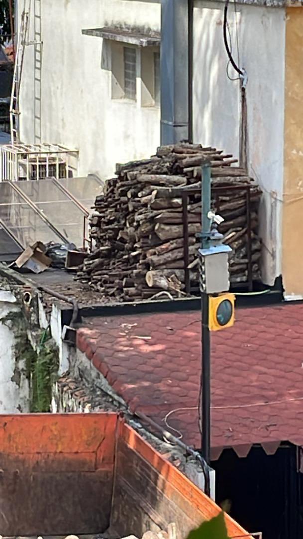 CBMactiva's tweet image. 13 OCT Vecinos de Colinas de Bello Monte denuncian camión de leña y el humo dañino que sale por la chimenea del Bar Rest. Farolito en la Av Caura con Av Caurimare hacia los edificios resdidenciales. 
Ya no soportan más. 

@AlcaldiaBaruta @CMEMBaruta @EcosociaMiranda