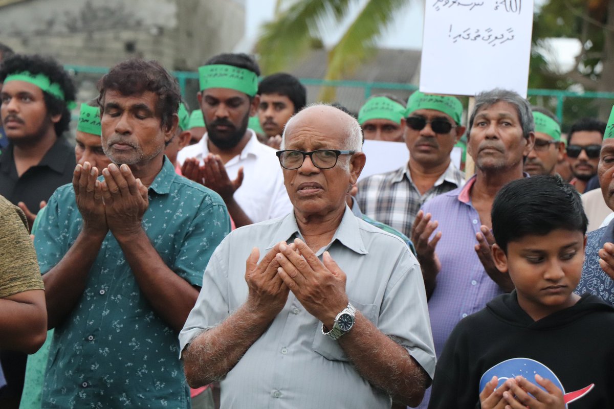 RMeedhoo's tweet photo. "ފަލަސްތީނާއެކު ރ. މީދޫ" 🇵🇸 🇲🇻 
 އިސްރާއީލުގެ ލާއިންސާނީ އަނިޔާތަކާ ދެކޮޅަށް އަޑުއުފުލުމަށް ރ.މީދޫގެ ކުލަބް ޖަމްޢިއްޔާތަކާއި ސަރުކާރުގެ މުއައްސަސާތައް ގުޅިގެން މިއަދު ކުރިއަށް ގެންދިޔަ ހިނގާލުން 🥰😍
ބައިވެރިވެދެއްވި އެންމެހައި  ރައްޔިތުންނަށް ޝުކުރިއްޔާ ❤️
#FreePalestine https://t.co/Nt3koq9Osw
