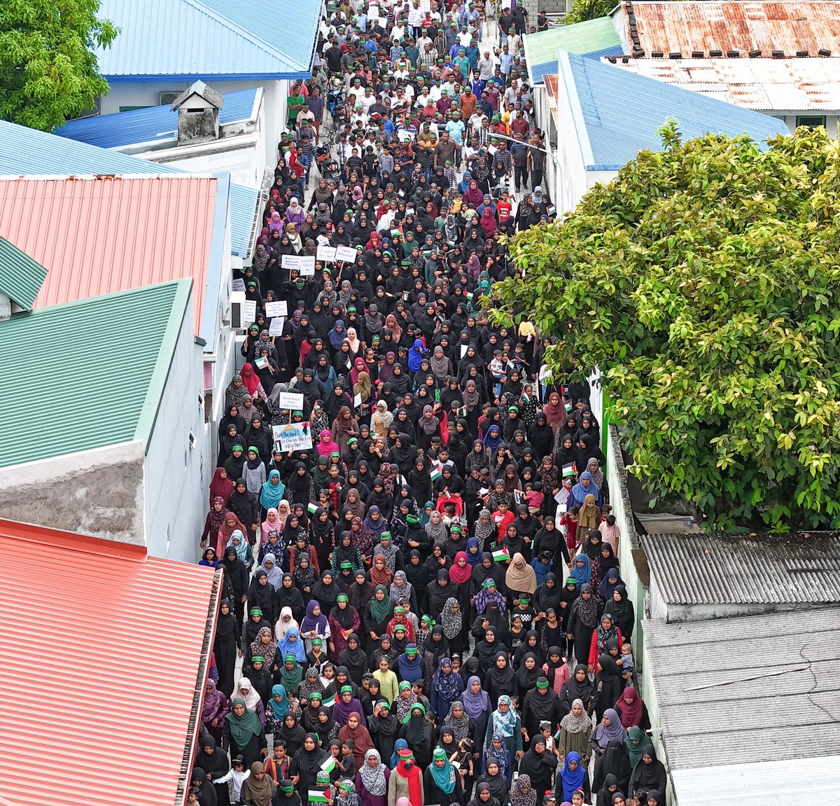 RMeedhoo's tweet photo. "ފަލަސްތީނާއެކު ރ. މީދޫ" 🇵🇸 🇲🇻 
 އިސްރާއީލުގެ ލާއިންސާނީ އަނިޔާތަކާ ދެކޮޅަށް އަޑުއުފުލުމަށް ރ.މީދޫގެ ކުލަބް ޖަމްޢިއްޔާތަކާއި ސަރުކާރުގެ މުއައްސަސާތައް ގުޅިގެން މިއަދު ކުރިއަށް ގެންދިޔަ ހިނގާލުން 🥰😍
ބައިވެރިވެދެއްވި އެންމެހައި  ރައްޔިތުންނަށް ޝުކުރިއްޔާ ❤️
#FreePalestine https://t.co/Nt3koq9Osw