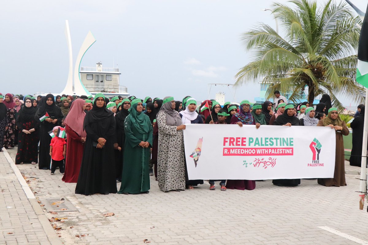 RMeedhoo's tweet photo. "ފަލަސްތީނާއެކު ރ. މީދޫ" 🇵🇸 🇲🇻 
 އިސްރާއީލުގެ ލާއިންސާނީ އަނިޔާތަކާ ދެކޮޅަށް އަޑުއުފުލުމަށް ރ.މީދޫގެ ކުލަބް ޖަމްޢިއްޔާތަކާއި ސަރުކާރުގެ މުއައްސަސާތައް ގުޅިގެން މިއަދު ކުރިއަށް ގެންދިޔަ ހިނގާލުން 🥰😍
ބައިވެރިވެދެއްވި އެންމެހައި  ރައްޔިތުންނަށް ޝުކުރިއްޔާ ❤️
#FreePalestine https://t.co/Nt3koq9Osw