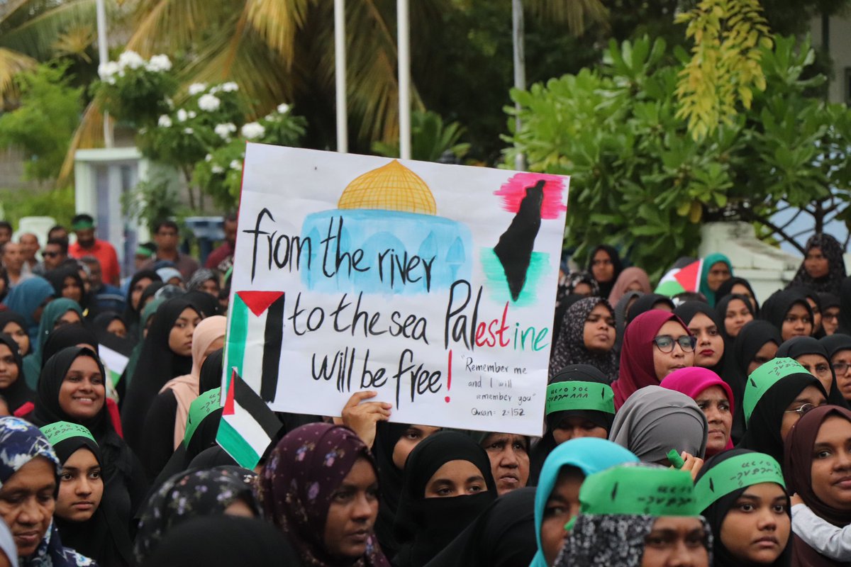 RMeedhoo's tweet photo. "ފަލަސްތީނާއެކު ރ. މީދޫ" 🇵🇸 🇲🇻 
 އިސްރާއީލުގެ ލާއިންސާނީ އަނިޔާތަކާ ދެކޮޅަށް އަޑުއުފުލުމަށް ރ.މީދޫގެ ކުލަބް ޖަމްޢިއްޔާތަކާއި ސަރުކާރުގެ މުއައްސަސާތައް ގުޅިގެން މިއަދު ކުރިއަށް ގެންދިޔަ ހިނގާލުން 🥰😍
ބައިވެރިވެދެއްވި އެންމެހައި  ރައްޔިތުންނަށް ޝުކުރިއްޔާ ❤️
#FreePalestine https://t.co/Nt3koq9Osw