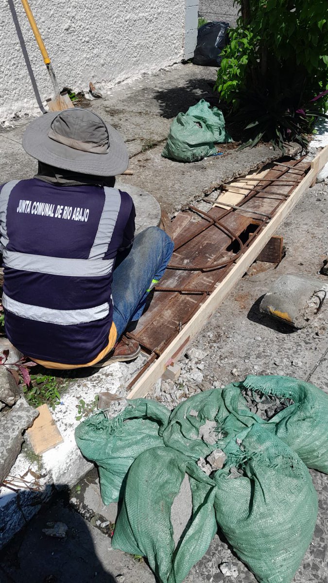 jcderioabajo's tweet photo. Nuestro cuadrilla de mantenimiento comunitario realizó hoy la reconstrucción de una vereda en Altos de Río. #SiempreJuntoATi #jcra https://t.co/qJSCMk5fgY