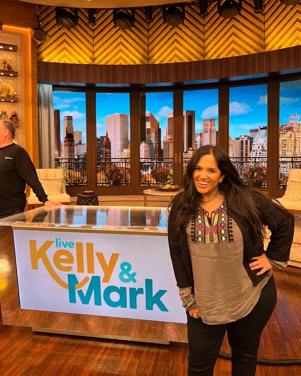 iambollygirl's tweet photo. Had SUCH a blast at the #KellyAndMark Live Taping!! Can't wait to share my #vlog & #storytime with you!! πππ½π
#NYCInfluencer #NewYork #NYC #NewYorkCity #KellyRipa #MarkConsuelos #Riverdale #TalkShow #ThingsToDoInNYC #LiveWithKellyAndMark #LiveWithKellyAndRyan #LiveWithKelly https://t.co/4ItqgFuldR