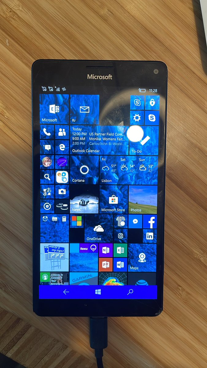 Man how I wish I could still use this phone, truly the best design! If we only had the apps. Most of my work apps will no longer let me connect, so it’s a no go now :( #WindowsPhone #bestphone