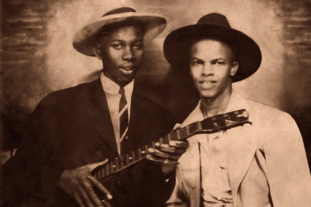 RollingStone's tweet photo. @tmorello #️⃣1️⃣6️⃣ — Robert Johnson

"The 29 songs Robert Johnson recorded in 1936 and 1937 became holy writ to rock guitarists from Clapton to Dylan. They were dazzled by the way he could make a single guitar sound like a whole ensemble..."

Full ranking: https://t.co/nxJLN3DQvX https://t.co/ydim1zgPf9