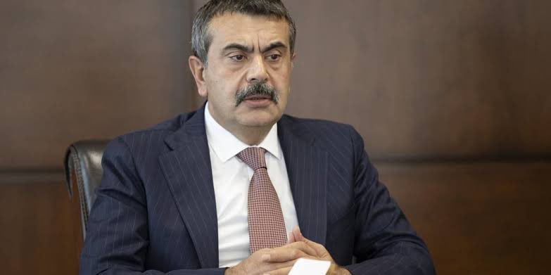 KADRO VERİP HAKLARINI VERMEDİĞİNİZ GİBİ ÇOCUĞUMUZDAN EŞİMİZDEN AYIRDIĞINIZ GİBİ ŞİMDİ DE BİR HAFTA DA OLSA AİLEMİZLE BİRLİKTE OLAMAMIZI ENGELLİYORSUNUZ! <a href="/Yusuf__Tekin/">Yusuf Tekin</a> 
VİC-DAN-SİZ-SINIZ !! 
<a href="/tcmeb/">Millî Eğitim Bakanlığı</a> 
 #YüzYüzeSeminereHayır