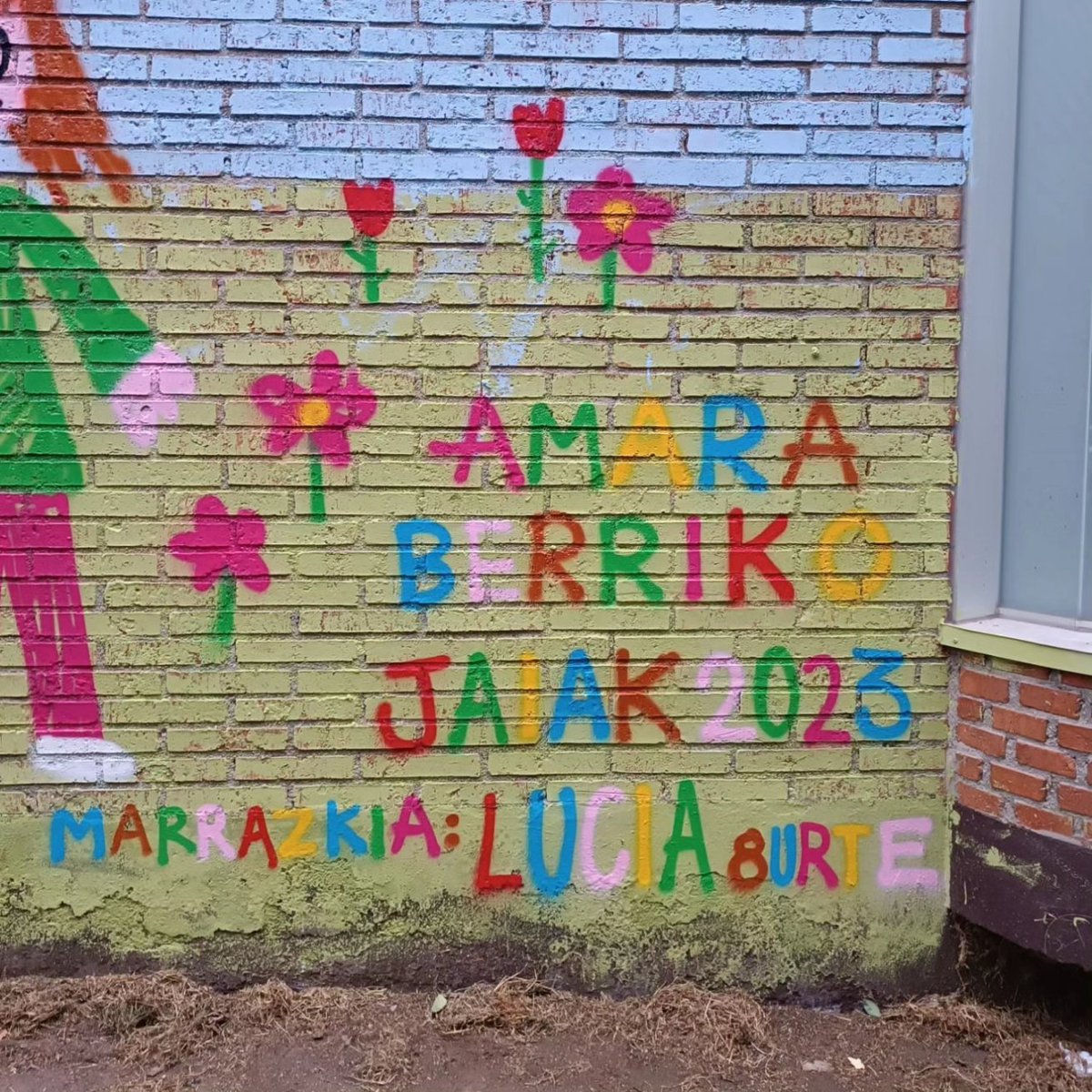 ABJaiak's tweet photo. Horra aurtengo murala!!! Katalina Erausoko eta Ferreriaseko haurrek margotua. Wohou-ek gidatua 8 urteko Lucia izan da aurtengo muralaren diseinatzailea, biba zu! Eta gora Amara Berriko Haurrak! 💛💛💛💛 https://t.co/ZWFzK0AOXg