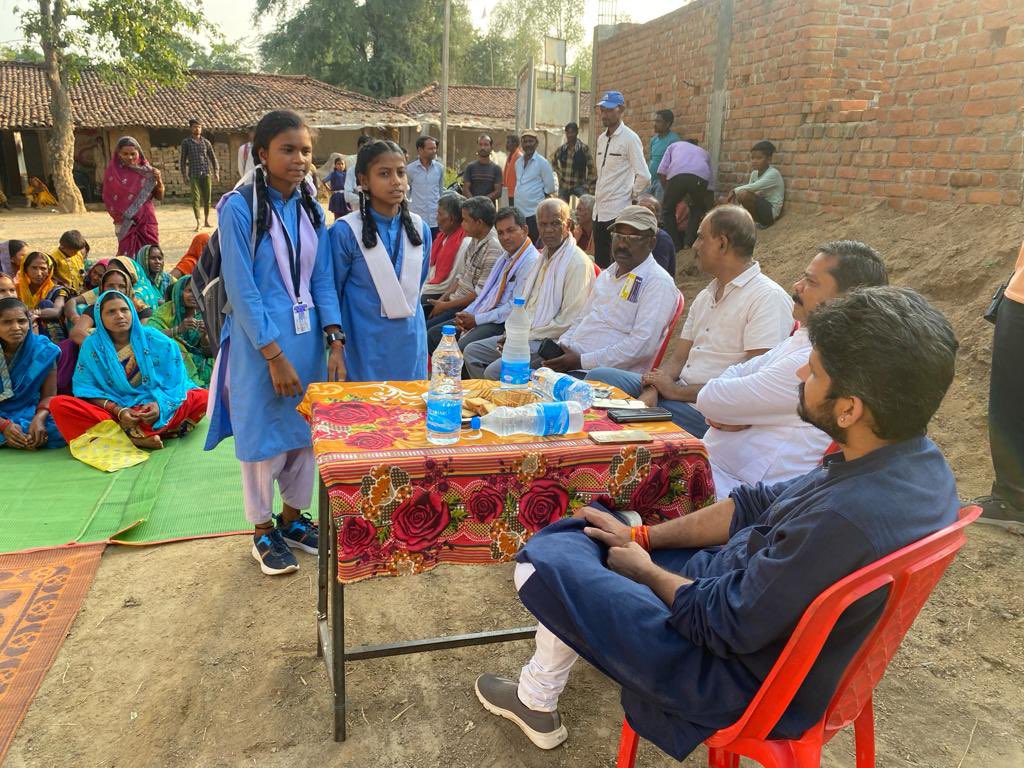aadi_surguja's tweet photo. आज #सरगुजा जिले के ग्राम पंचायत सरईटिकरा के विभिन्न मोहल्ले में जा कर ग्रामवासियों से मुलाक़ात की। इस अवसर पर उनके साथ बैठकर उनसे विभिन्न मुद्दों पर चर्चा किया। https://t.co/FQA0EnGiOI