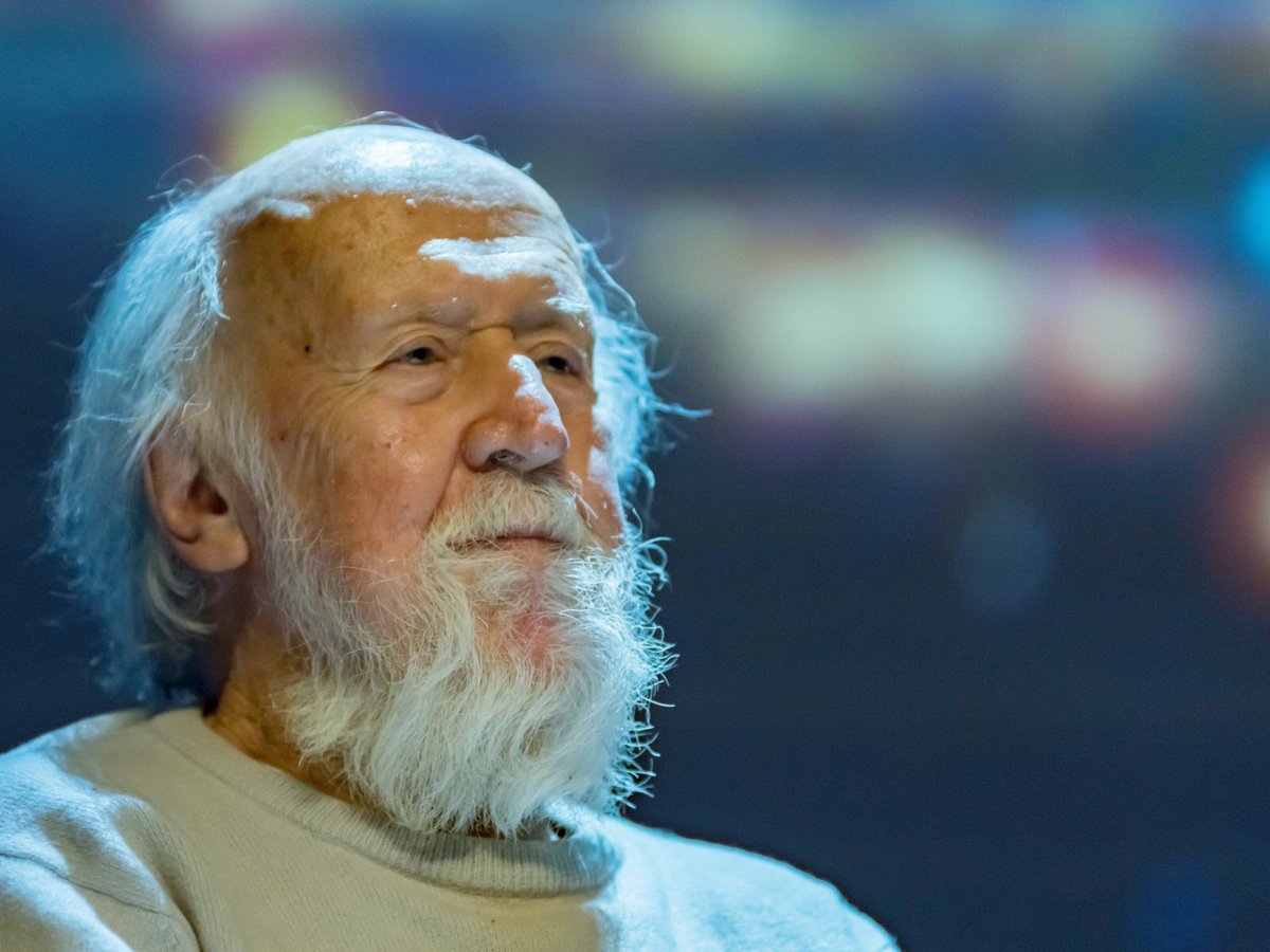 DouzeParsecs's tweet photo. J’avais pour rêve de le rencontrer pour lui dire que c’était un peu grâce à lui que j’étais devenu fan d’astronomie…
Le grand Hubert Reeves nous quitte. Comme il l’a dit lui même, « nous ne sommes que des poussières d’étoiles… »
Un immense merci à ce grand vulgarisateur !! 🖖 https://t.co/CpJaDw8C5O