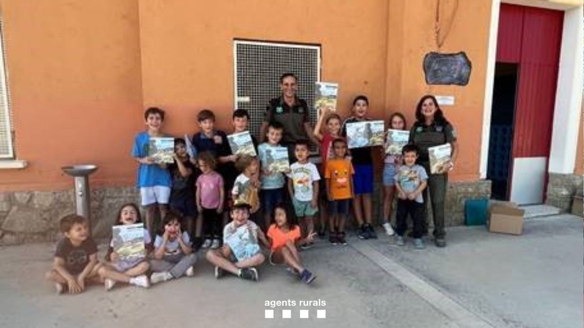 agentsruralscat's tweet image. 📚El programa #EduCAR segueix visitant centres educatius!

Recentment hem fet la xerrada &quot;A la natura no hi deixis rastre&quot; en una escola de Lleida. A la sessió hem alliberat un xoriguer comú procedent del #CRFS de Vallcalent!

💚Gràcies per apostar per l&apos;#educacióambiental!