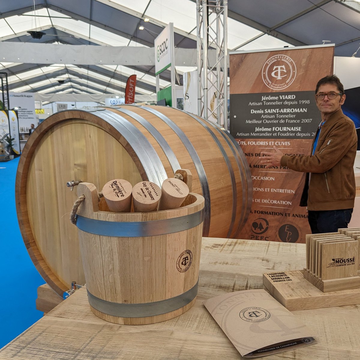 Au <a href="/VITeff/">VITeff</a> cette semaine pour la communication #réseauxsociaux de 3 sociétés reconnues 🤎 du secteur #viticole. Dont les #BouchonsOLLER et la <a href="/TonnellerieCA/">TonnellerieChampagne</a> 🪵
Tel le #CordonnierConnecté 🤔, je m'occupe de ma comm après celles de mes clients. Avec ces 2 photos clin d'oeil 😉