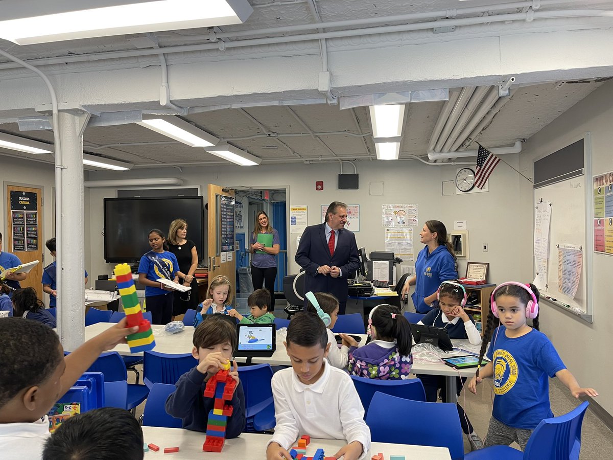 Our @PS66JKO Student Council had the honor of giving @SenJoeAddabbo a tour of our historic school building! Thank you Senator, for visiting and speaking to our future leaders! @desarioh @DatoSheehan @MsGuzmanPS66Q @D27NYC @NYCSchools @TechTeamPS66