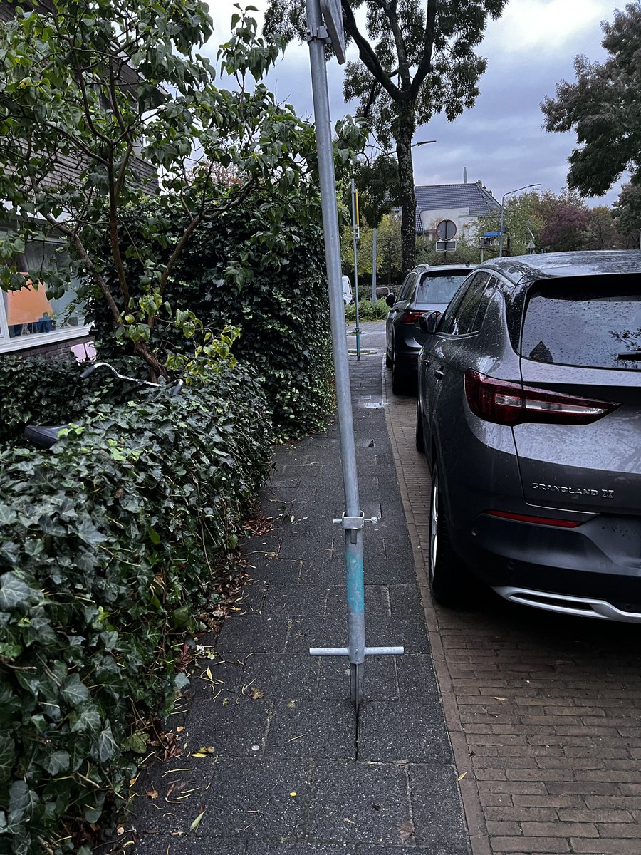 RonLance's tweet photo. @GemeenteHsum : wat een geweldige manier om aan te geven dat er wegwerkzaamheden komen. Zet er gelijk even een EHBO post naast want a) de voetgangers moeten nu de straat op daar waar de fietsers fietsen of b) je breekt je nek in het donker als je het niet ziet. S Stevinweg https://t.co/iOFBH8GoWw