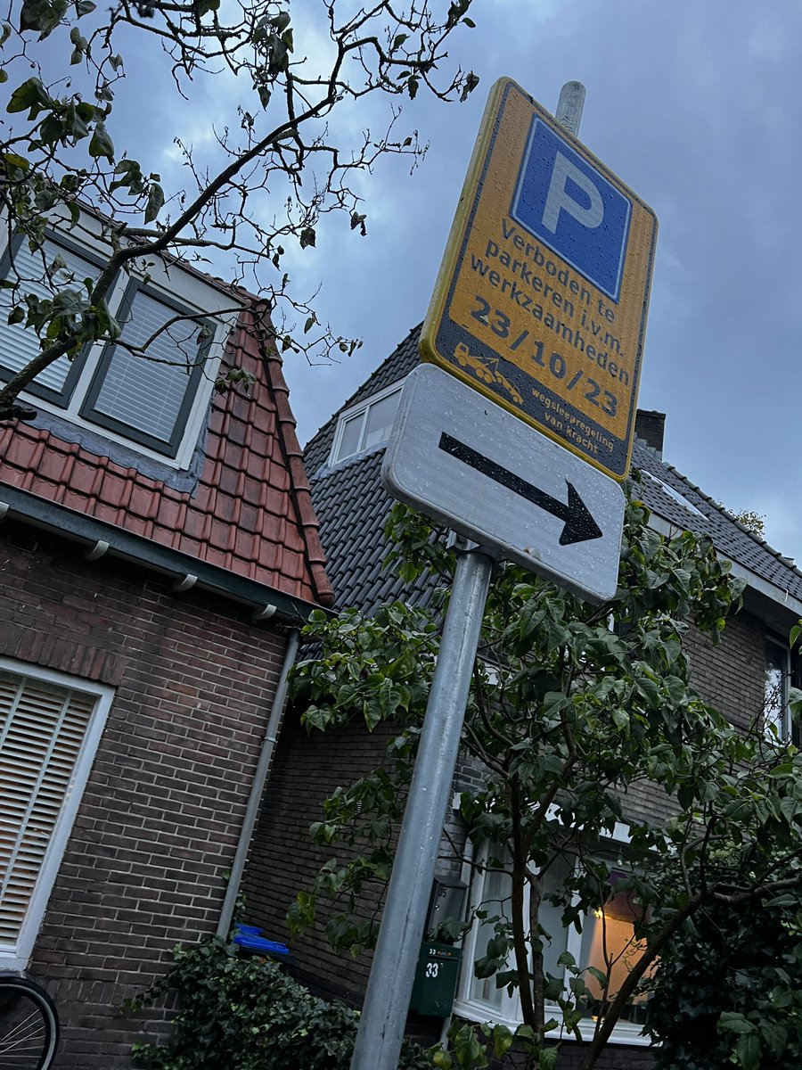 RonLance's tweet photo. @GemeenteHsum : wat een geweldige manier om aan te geven dat er wegwerkzaamheden komen. Zet er gelijk even een EHBO post naast want a) de voetgangers moeten nu de straat op daar waar de fietsers fietsen of b) je breekt je nek in het donker als je het niet ziet. S Stevinweg https://t.co/iOFBH8GoWw