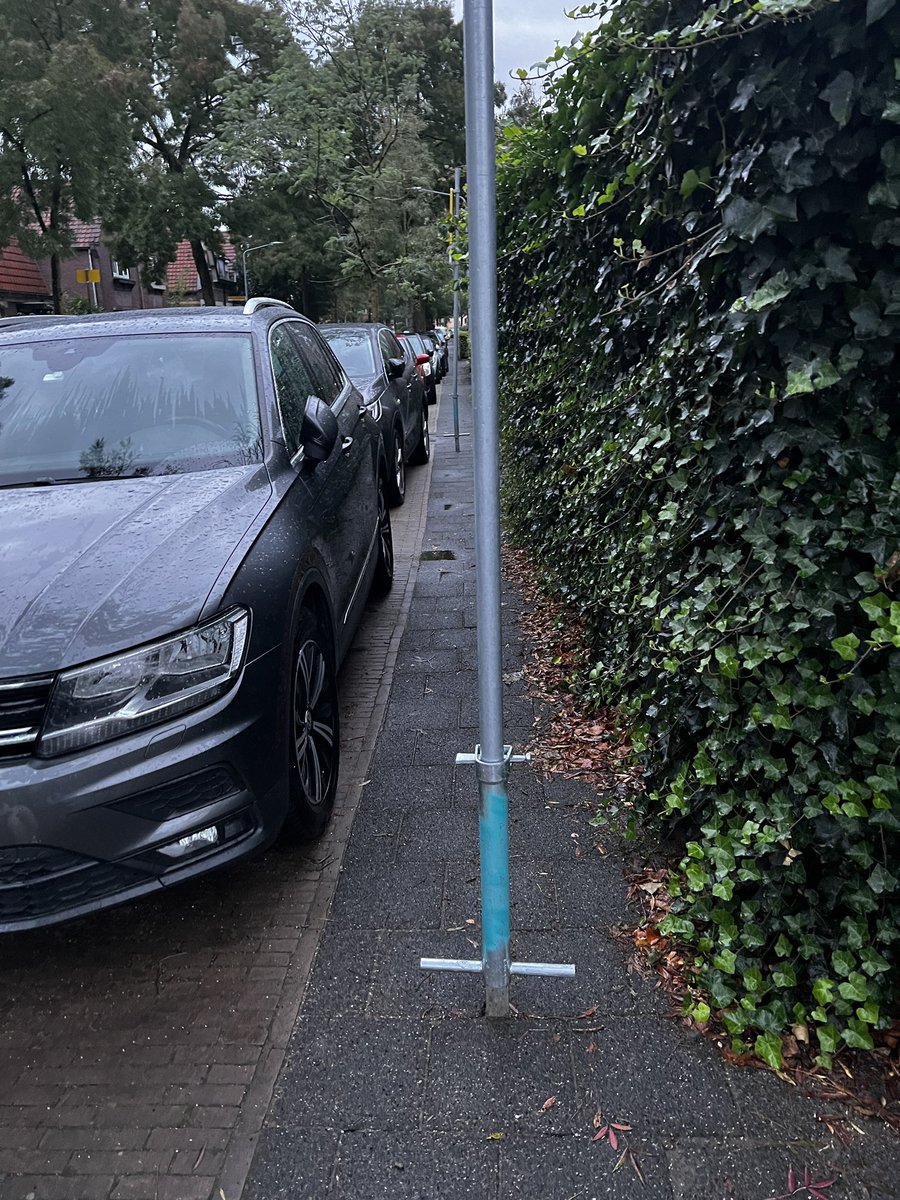 RonLance's tweet photo. @GemeenteHsum : wat een geweldige manier om aan te geven dat er wegwerkzaamheden komen. Zet er gelijk even een EHBO post naast want a) de voetgangers moeten nu de straat op daar waar de fietsers fietsen of b) je breekt je nek in het donker als je het niet ziet. S Stevinweg https://t.co/iOFBH8GoWw