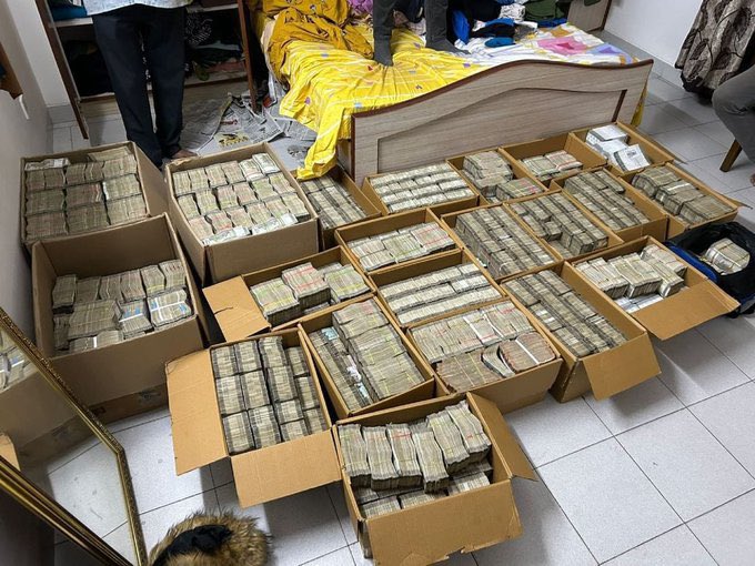 Tejasvi_Surya's tweet photo. People of Karnataka, 

Your hard earned money is being looted by Congress to fund it's Election campaign in Telangana and Chattisgarh.

CM Siddaramaiah’s sympathizer and supporter is caught with Rs 42 Cr during IT raid.

It's painful to see our State sliding down with every passing day.