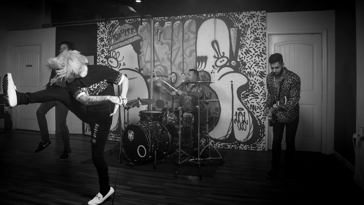 YouthInRevolt's tweet photo. 💋
📸: https://t.co/KRx4uQeLcn.803
#newmusic #poppunk #fyp #emo #emotok #alttok #rock #travel #tattoos #whitehair #blackandwhite https://t.co/18A89yO7mC