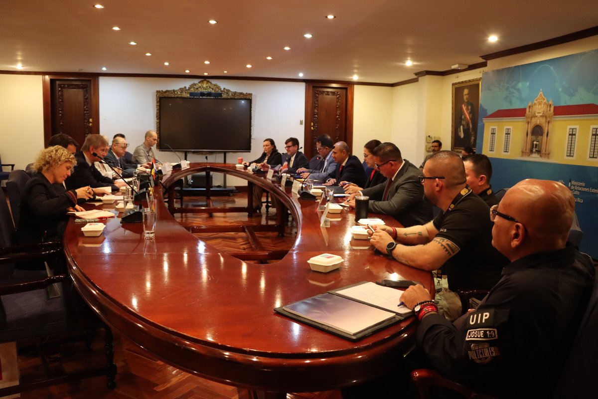 CRcancilleria's tweet photo. El ministro a.i. de Relaciones Exteriores, Alejandro Solano, recibió a las delegaciones del Puerto de Amberes y del Puerto de Rotterdam en preparación de las próximas acciones de cooperación. https://t.co/6PFnFHjREy